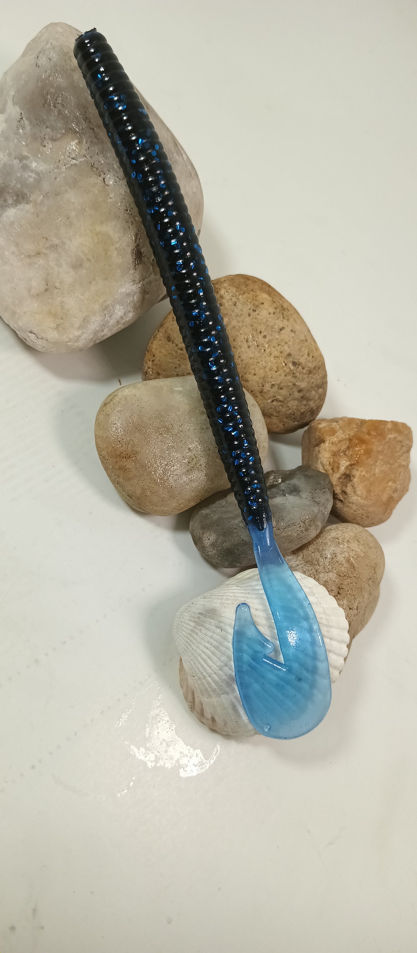 Black, blue flake/blue tail